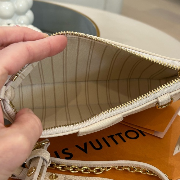 Louis Vuitton Pouchette! - Picture 9 of 15